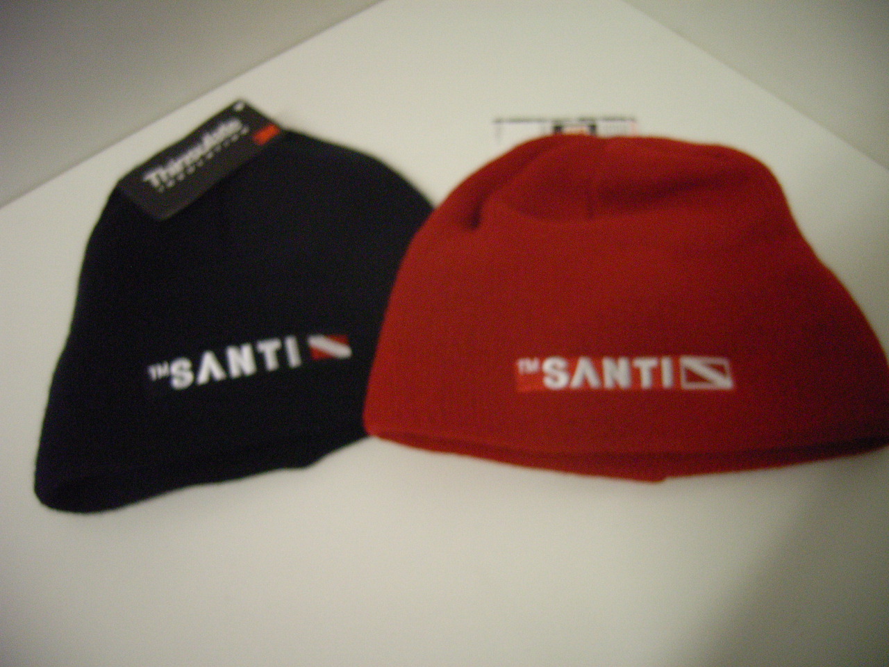 Santi Beanie Hat in schwarz oder rot